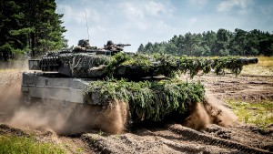 Pistorius schaut sich Leopard-2-Panzer persönlich an