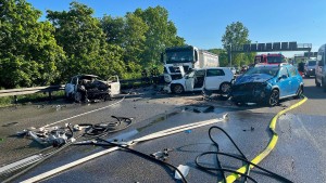 Toter bei Offenbach – Lastwagenbrand auf A7 – Schaulustige befördern Stau