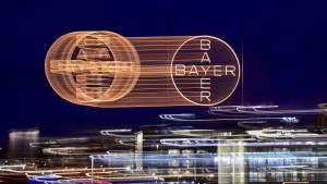 Bayer schreibt 2023 Verlust von fast drei Milliarden Euro