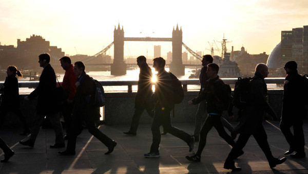 Auf dem Weg zur Arbeit: Die von manchen prognostizierten hohen Arbeitsplatz-Verluste im Londoner Finanzsektor blieben aus.