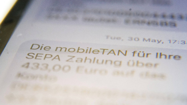 Mobile TAN wird auf das Smartphone eines Bankkunden angezeigt.