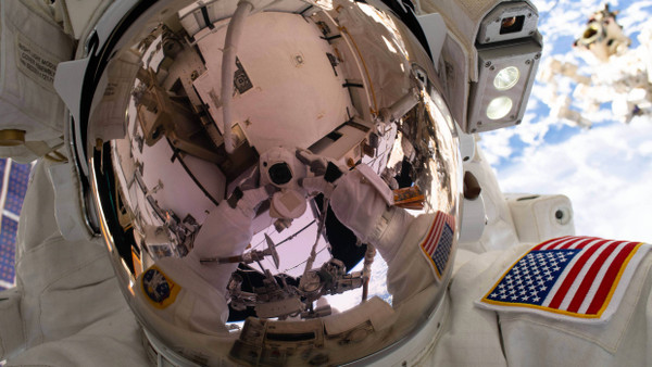 Arbeitsplatz Umlaufbahn: Ein Astronaut der ISS macht ein Selfie im Außeneinsatz.