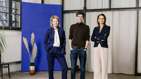 Jeannette zu Fürstenberg, Nils Feigenwinter und Verena Pausder; die beiden Investorinnen beteiligen sich am Fintech Bling des 21-jährigen Gründers.
