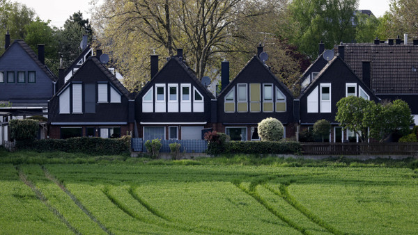 Häuser im Grünen: Eröffnet die Wende am Immobilienmarkt endlich Chancen für Eigenheimkäufer?