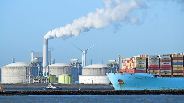 Dieser Kosmos hält den Kontinent am Laufen: Der Hafen Rotterdam ist der größte Europas. Und als solcher ist er die zentrale Drehscheibe für alles, was in einen Container passt, Rohstoffe anliefert oder Energie bereithält.
