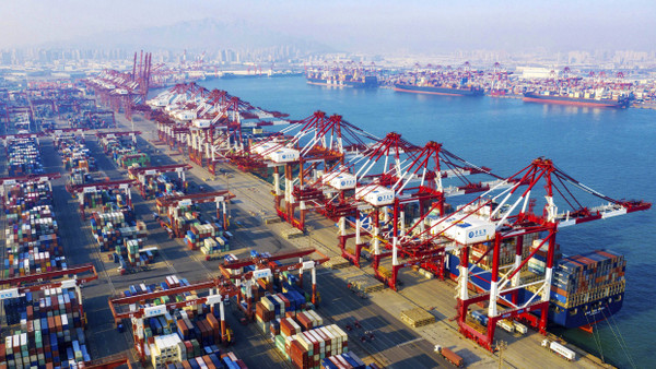 Der Hafen in Qingdao in Ostchina