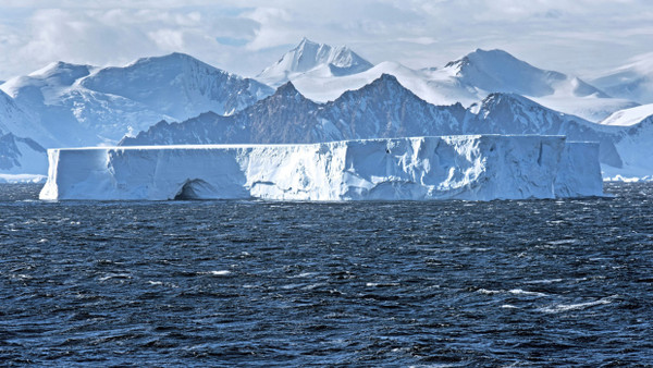 Das antarktische Eis und die Wassermassen vor dem Südkontinent sind mit den Weltmeeren auf komplexe Weise miteinander gekoppelt.