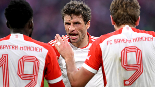 Mönchengladbach ist abgehakt – nun wartet Spitzenreiter Leverkusen auf Thomas Müller (Mitte) und den FC Bayern.