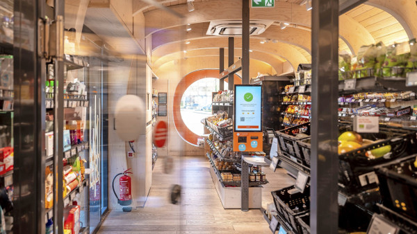 Ohne Personal: Der Teo-Supermarkt am Hanauer Hauptbahnhof mit dem Produktscanner in der Mitte.