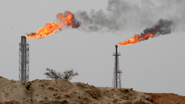 An vielen Ölförderanlagen wie hier auf der iranischen  Insel Khark werden noch immer große Mengen an Methan abgefackelt.