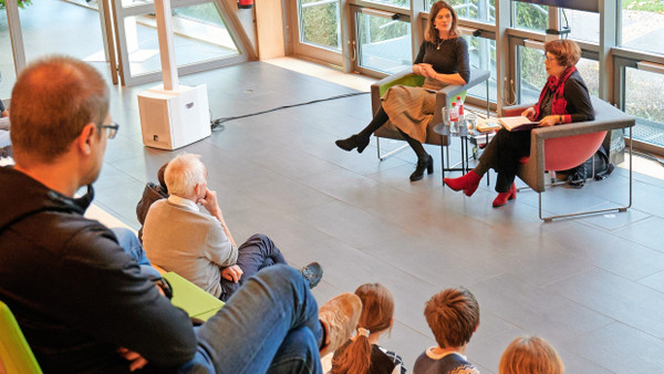 Lesung im Funkhaus: Kinderbuchautorin Sabine Ludwig (rechts) im Gespräch mit Marie Lisa Kehler, der stellvertretenden Ressortleiterin der Rhein-Main-Zeitung
