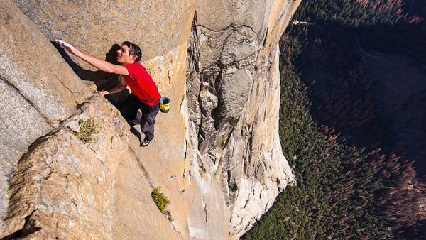 Ohne Sicherung durchklettert der Extremsportler Alex Honnold eine der schwersten Kletterrouten am El Capitan im Yosemite Nationalpark.