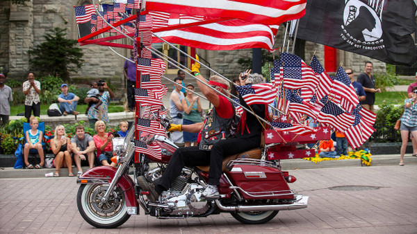 Ein Harley-Fahrer auf einer Parade in Milwaukee