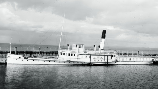 Damals noch fahrtüchtig: das 1933 versenkte Dampfschiff Säntis auf dem Bodensee