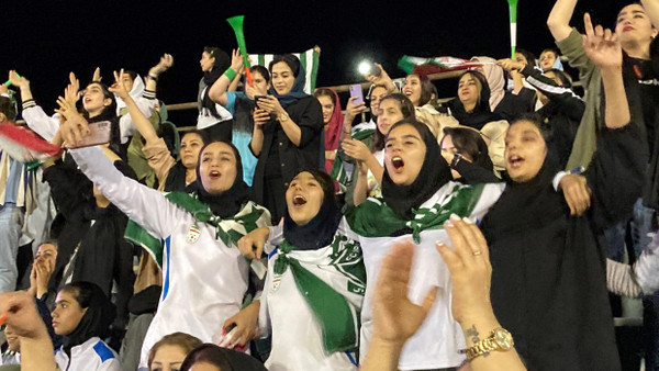 Schon am 15. August 2023 durften Frauen im Iran das Fußballspiel Aluminium Arak gegen Esteghlal Khuzestan im Stadion verfolgen.