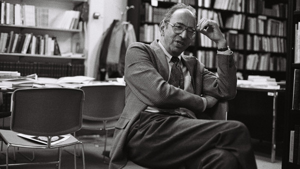 Thomas S. Kuhn in seinem Büro am MIT, November 1989. Das Bild stammt von einem Interview über „The Nature of Scientific Knowledge“ (https://www.mprl-series.mpg.de/proceedings/8/3/index.html).