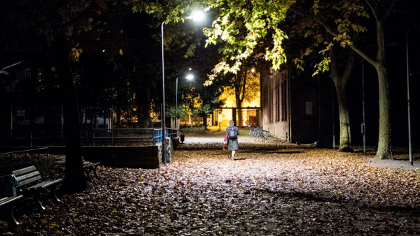 Immer wenn es dunkel wird: Rund 70 Prozent aller Frankfurter Frauen fühlen sich beim nächtlichen Nachhauseweg durch Parks nicht sicher.