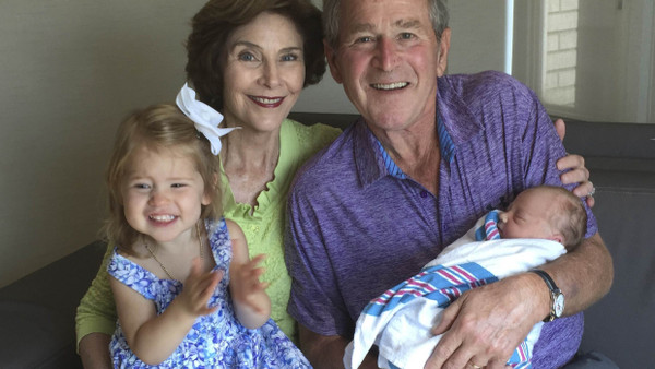 Der ehemalige US-Präsident George W. Bush posiert mit seiner Ehefrau Laura und den beiden Enkelinnen fürs Foto: Grandma war an der Southern Methodist University in Dallas, Grandpa in Yale. Da können ihre Enkelinnen Mila und Poppy Louise später nicht einfach nur aufs College gehen.