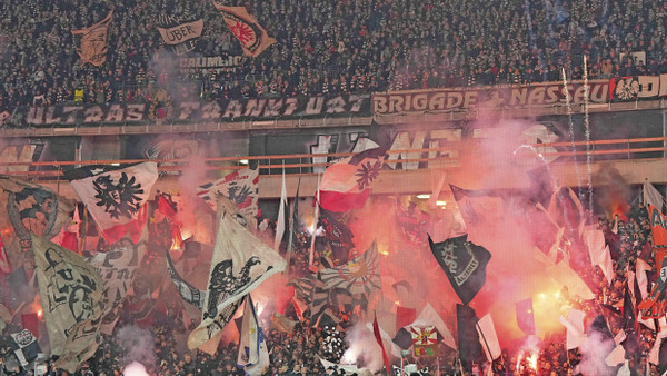 Machen sich ihre eigenen Regeln: Radikale Fans von Eintracht Frankfurt zünden Pyrotechnik im Stadion und schrecken auch vor Gewalt nicht zurück.