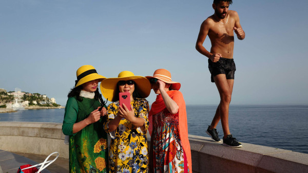 Wenigstens schämen sie sich nicht auch noch: Touristinnen an der Côte d’Azur.