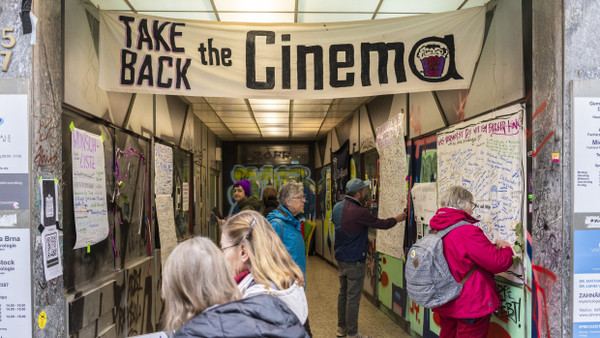 Filme ohne Lizenz, aber Fristverlängerung bis Ende März: Das besetzte Berger Kino in Frankfurt-Bornheim.