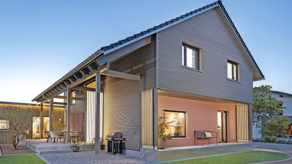 Trautes Heim: Musterhaus Aenne von Schwörer-Haus erfüllt die Auflagen der KfW für nachhaltige Gebäude bereits. Zudem sollten alle Neubauten, ob Holz- oder Massivbauten, gut gedämmt sein.
