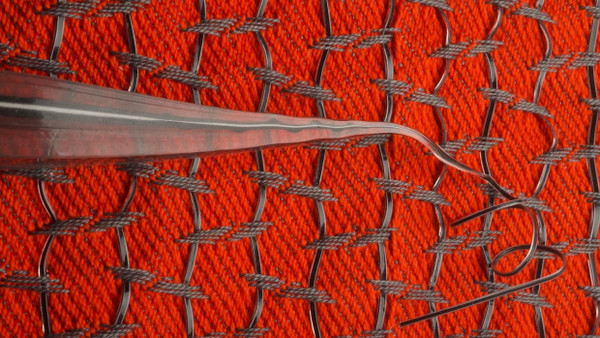 Eine piezoelektrische Faser wird in ein Wolldecke eingewoben.