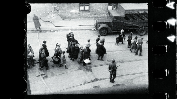 Ein Feuerwehrmann als „bystander“: Zbigniew Leszek Grzywaczewski fo­tografierte nach der Niederschlagung  des Aufstands den Abtransport der Ghettobewohner.