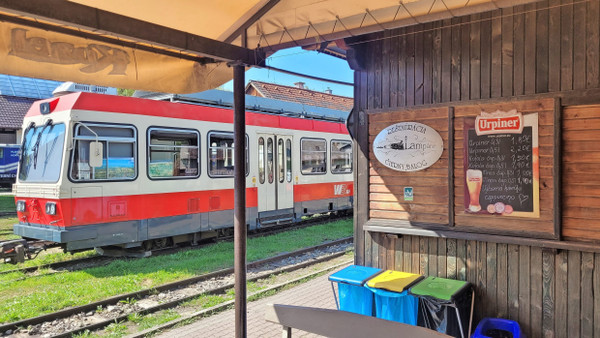 Dieser Zug in Čierny Balog fuhr einst für die Schweizer Waldenburgerbahn. Doch das Bier hier in der Bahnhofskneipe Lampáreň ist hier deutlich günstiger.