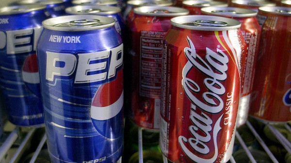Dosen der Firmen Pepsi und Coca-Cola buhlen um die Gunst des durstigen Verbrauchers.