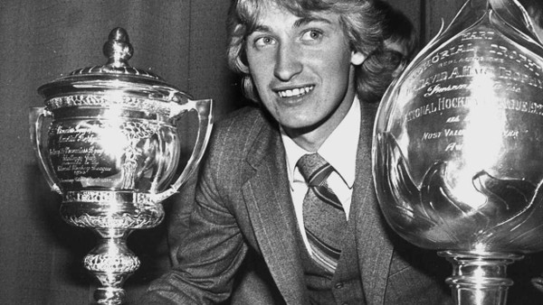 Der beste Eishockey-Spieler seiner Zeit: Wayne Gretzky von den Edmonton Oilers mit Pokalen aus der Saison 1979/80