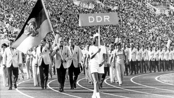 „. . . nicht Aufgabe der Leistungssportler, den Klassenkampf mit Diskussionen zu führen“: Einzug der DDR-Athleten in München