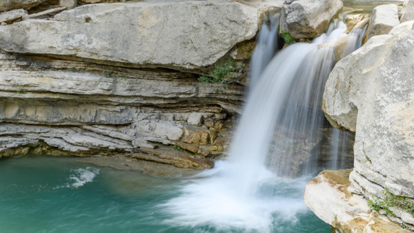 Kaskade mit smaragdgrünem Wasser: Die Drôme macht ihrer Wildheit alle Ehre.