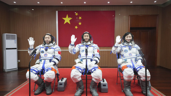Chinesische Astronauten vor dem Start ins All