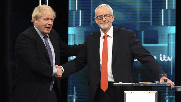 Boris Johnson (l.) gibt Jeremy Corbyn vor der Live-Übertragung die Hand.