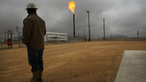 Erdgasförderanlage in Texas. Entweichendes Erdgas wird hier gezielt verbrannt. Das ist nicht in allen Förderanlagen so, daher gelangt zu viel Methan in die Atmosphäre.