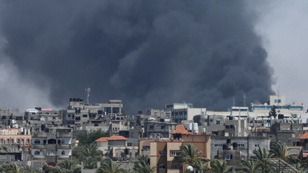 Eine Rauchsäule steigt nach einem israelischen Luftschlag über Rafah auf.
