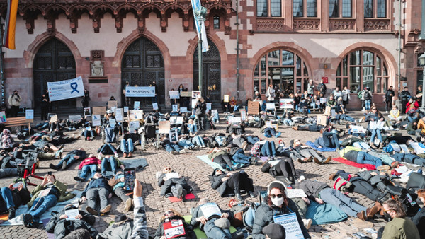 „Liegenddemo“: Aktion für ME/CFS-Betroffene auf dem Frankfurter Römerberg.
