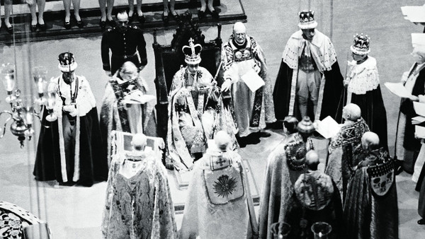Am 12. Mai 1937 wurde Georg VI. gekrönt. Nach der Salbung und vor der Inthronisierung sprach der Erzbischof von Canterbury den Segen über ihn.