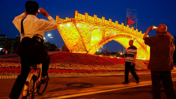Eine Installation der neuen Seidenstraße des chinesischen Künstlers Shuyong in Peking