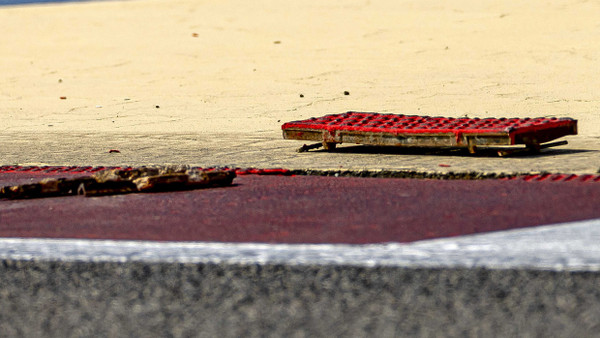 Gefahrenstelle in Bahrain: Am zweiten Tag in Folge stoppt ein loser Gullydeckel die Formel 1.