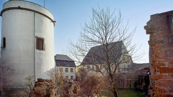 Ältestes Gebäude der Veste: Der 17 Meter hohe, im Volksmund „Weiße Rübe“ genannte Bergfried der Burg Otzberg.