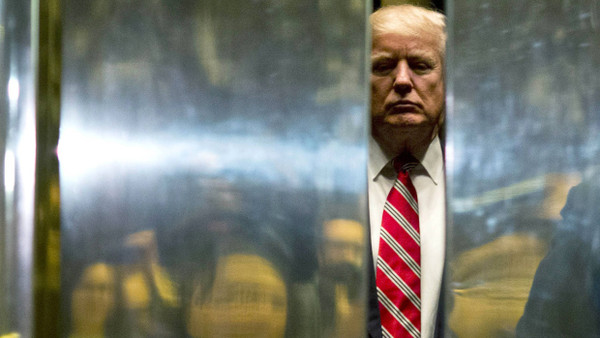 Weg und doch immer noch da: Donald Trump entschwindet im Januar 2017 im Trump Tower in New York in einem Aufzug.