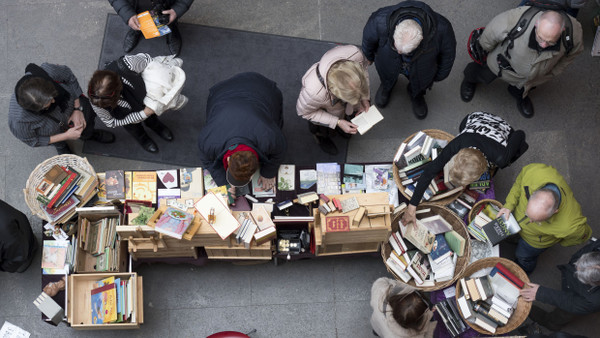 Literaturbetrieb im Haus am Dom: Zwischen den Lesungen stöbern Buchliebhaber beim Bouquinistenmarkt im Erdgeschoss.