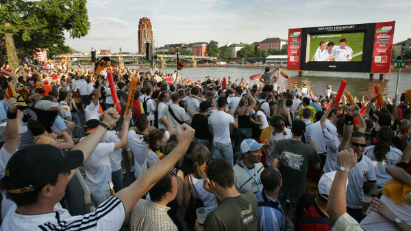 Ein friedliches Fußballfest wie 2006 will Frankfurt auch bei der Europameisterschaft in diesem Jahr bieten.