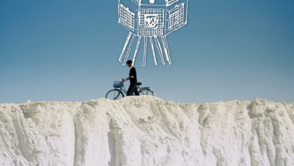 Surreal: Still aus dem Film „The Bicyclist Who Fell into a Time Cone“ des Raqs Media Collective