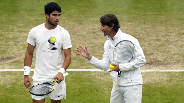 Superspieler und Supercoach: Carlos Alcaraz (links) mit Juan Carlos Ferrero (Bild von 2023 in Wimbledon)