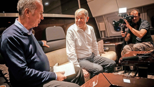 Bundeskanzler Scholz auf dem Rückflug von Saudi Arabien im Interview mit Stephan Lamby (links) für dessen Film „Ernstfall – Regieren am Limit“.