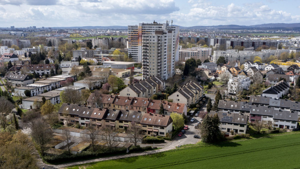 Luftaufnahme vom Frankfurter Stadtteil Nieder-Eschbach, wo sich Hoch- und Reihenhäuser abwechseln