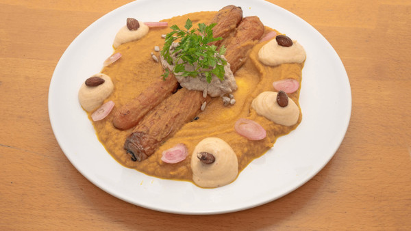 Möhre an Möhre:
   Die „BBQ Karotte“ kommt auf einer Karottencreme mit geräucherten Mandeln, Kimchi-Mayonnaise, Kerbel  und eingelegten Schalotten auf den Tisch.